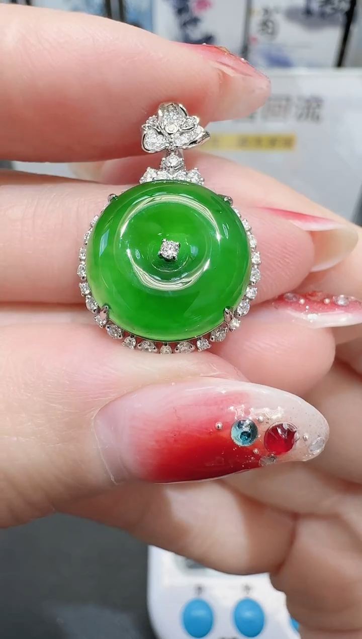 颈饰18K金镶嵌翡翠用****8寄售回流，24小时鉴赏期