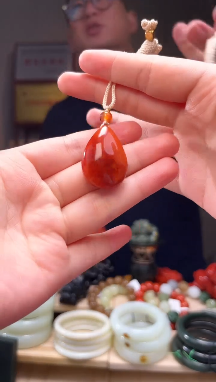 颈饰未镶嵌南红玛瑙吊坠