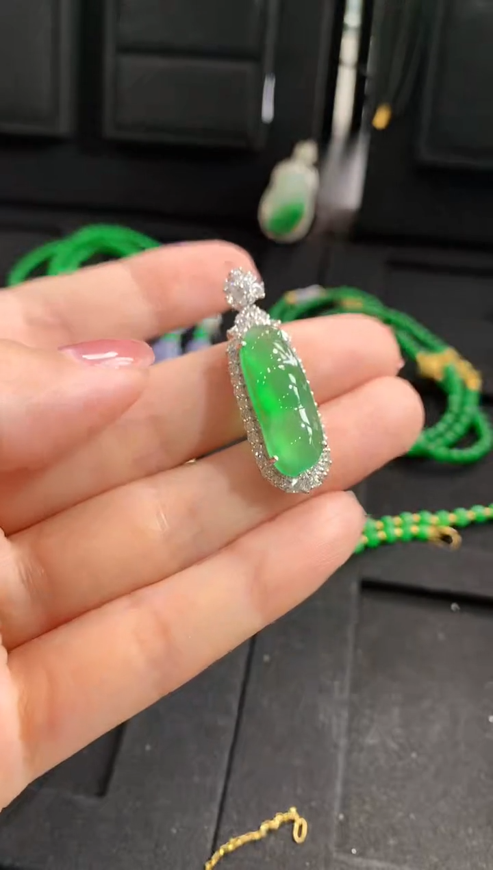 【闪购商品】翡翠颈饰18K金镶嵌吊坠