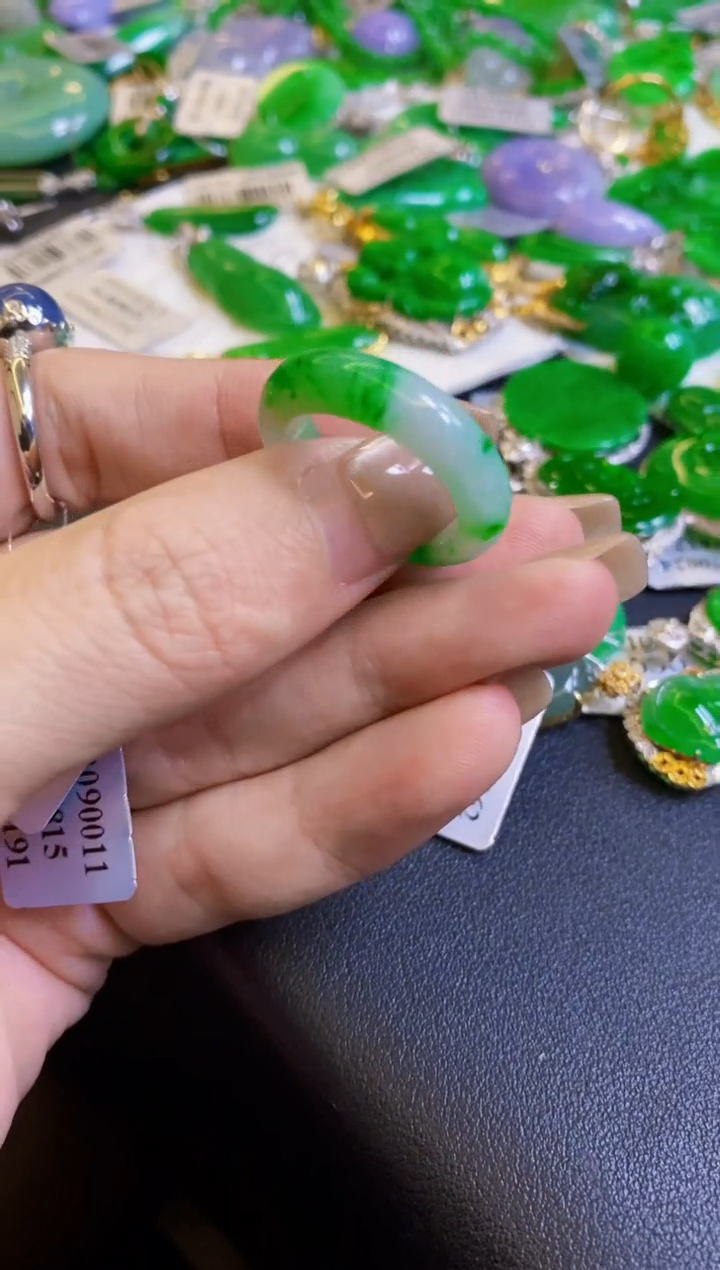 【闪购商品】翡翠颈饰未镶嵌戒圈