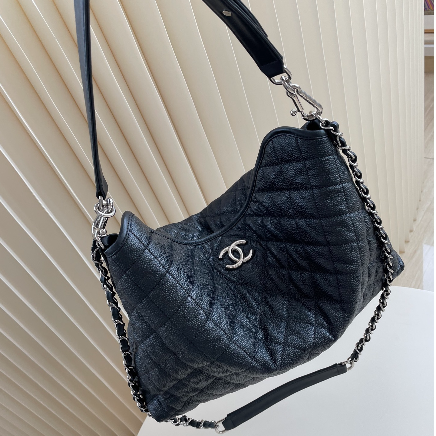 95新 Chanel/香奈儿 CHANEL黑银荔枝皮hobo 原始成色