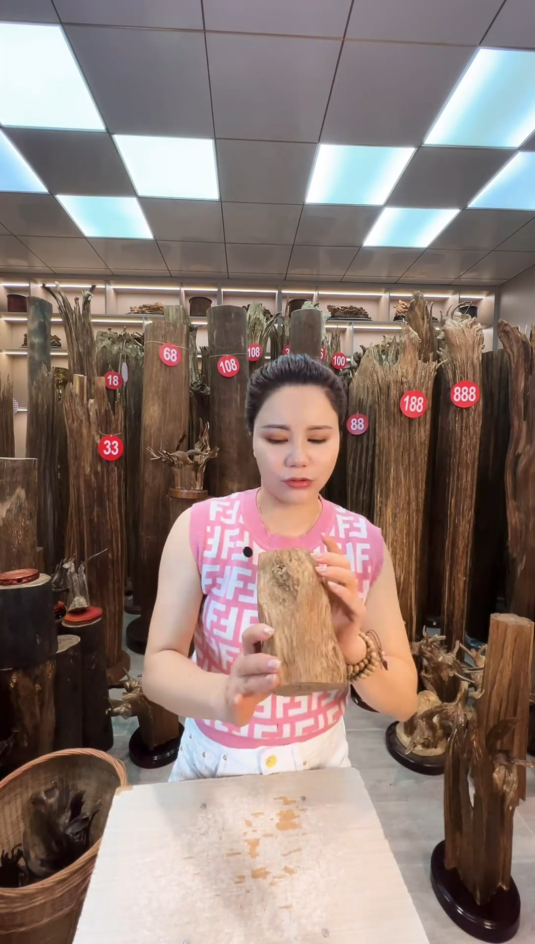 沉香碎屑沉香沉香原料摆件工艺品一百元以上带底座