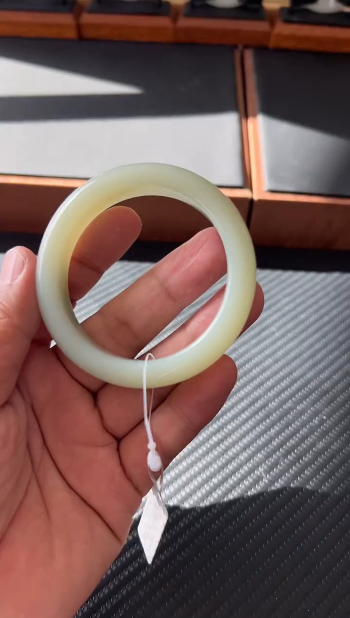 未镶嵌手镯和田玉且末微色差近矿54