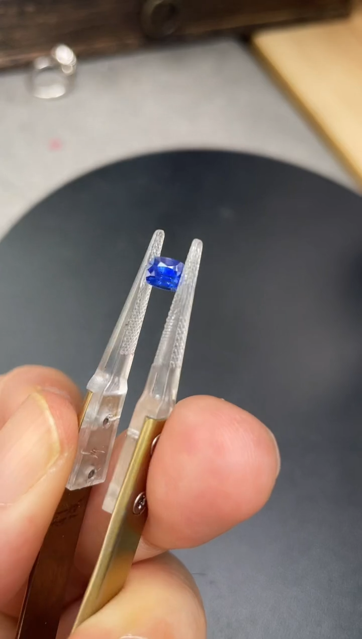 裸石蓝宝石未镶嵌有烧1.05克拉蓝宝石