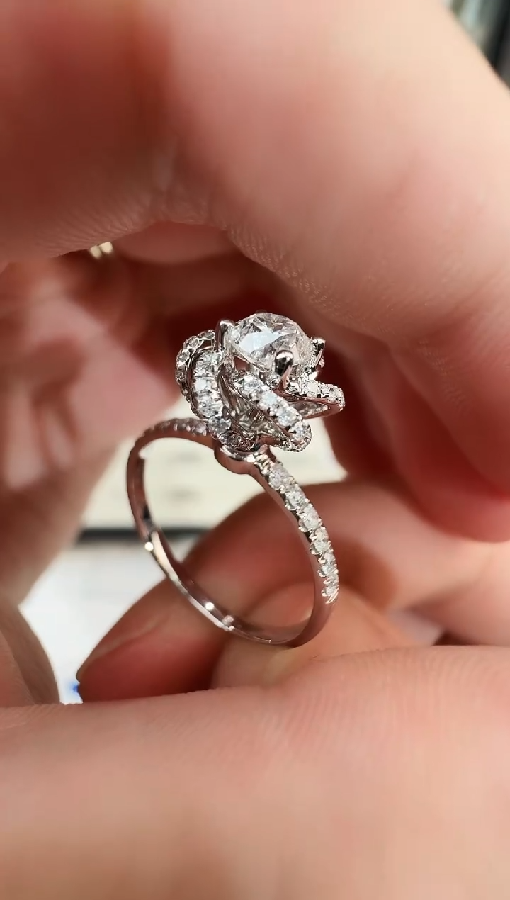 【闪购商品】钻石戒指/指环18K金镶嵌k白戒指2.18g