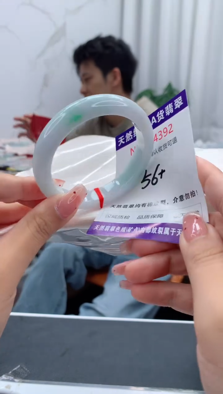 未镶嵌手镯翡翠有纹，完美者勿拍