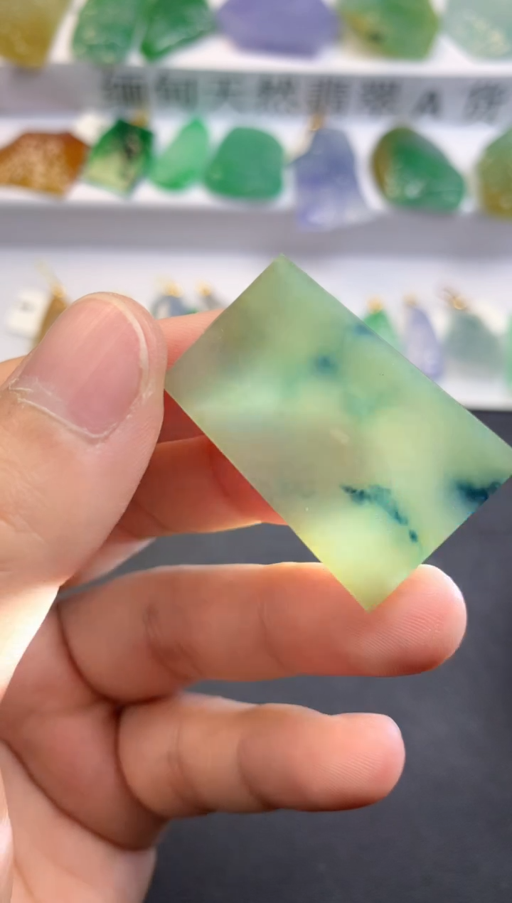 颈饰未镶嵌翡翠  