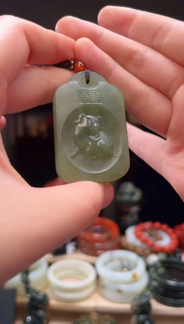 颈饰未镶嵌和田玉吊坠