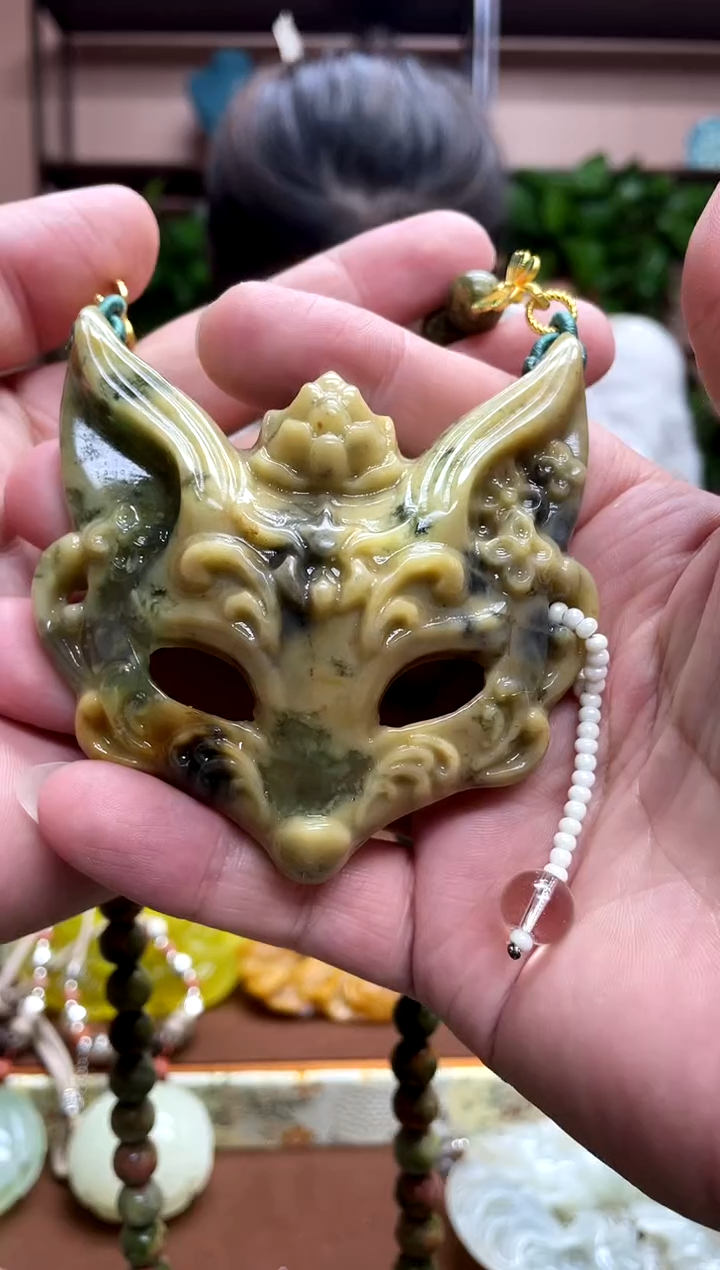 岫玉未镶嵌颈饰·