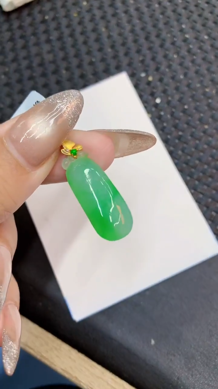 颈饰18K金镶嵌翡翠1