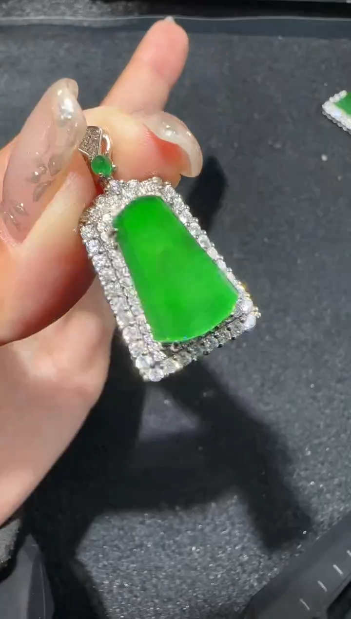 【闪购商品】翡翠吊坠(赠链)未镶嵌多样性发货拍一发一