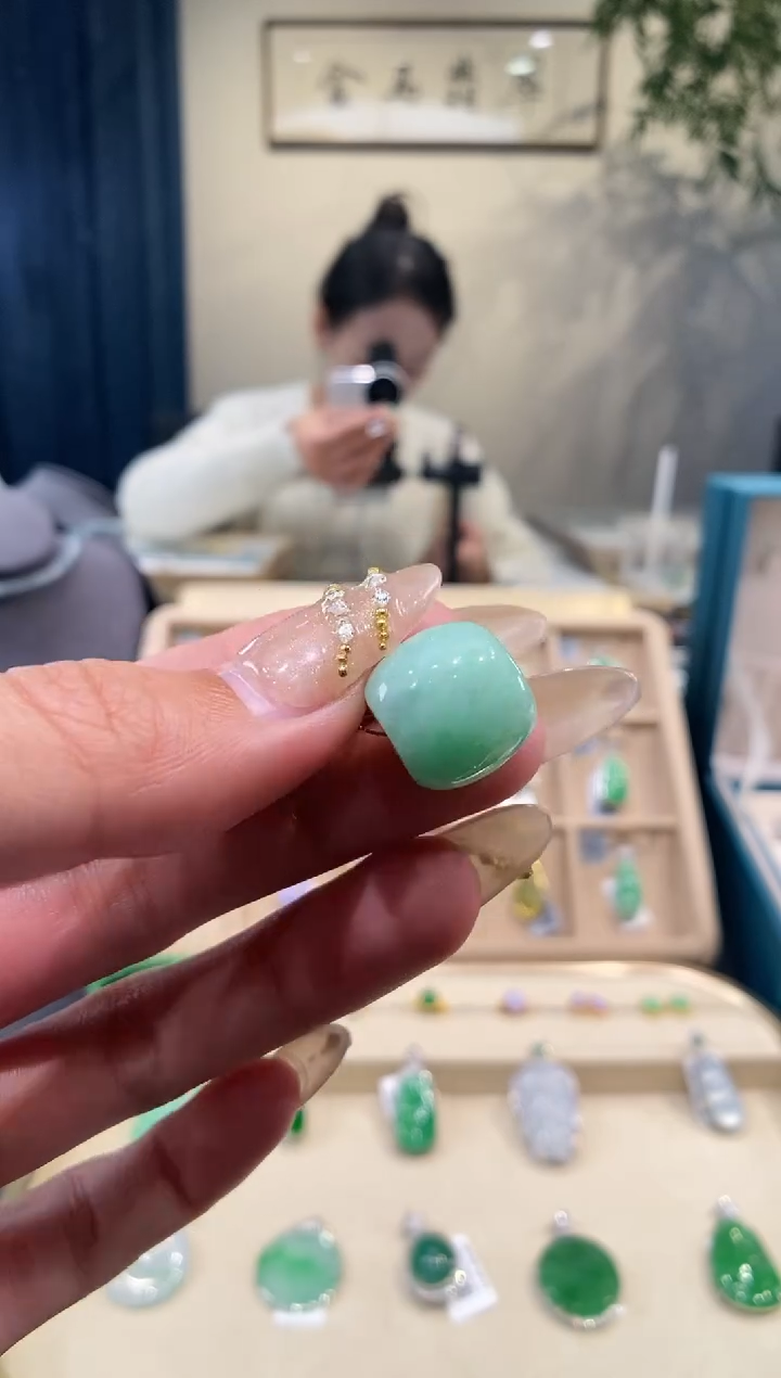 【闪购商品】翡翠吊坠(不含链)未镶嵌桶珠