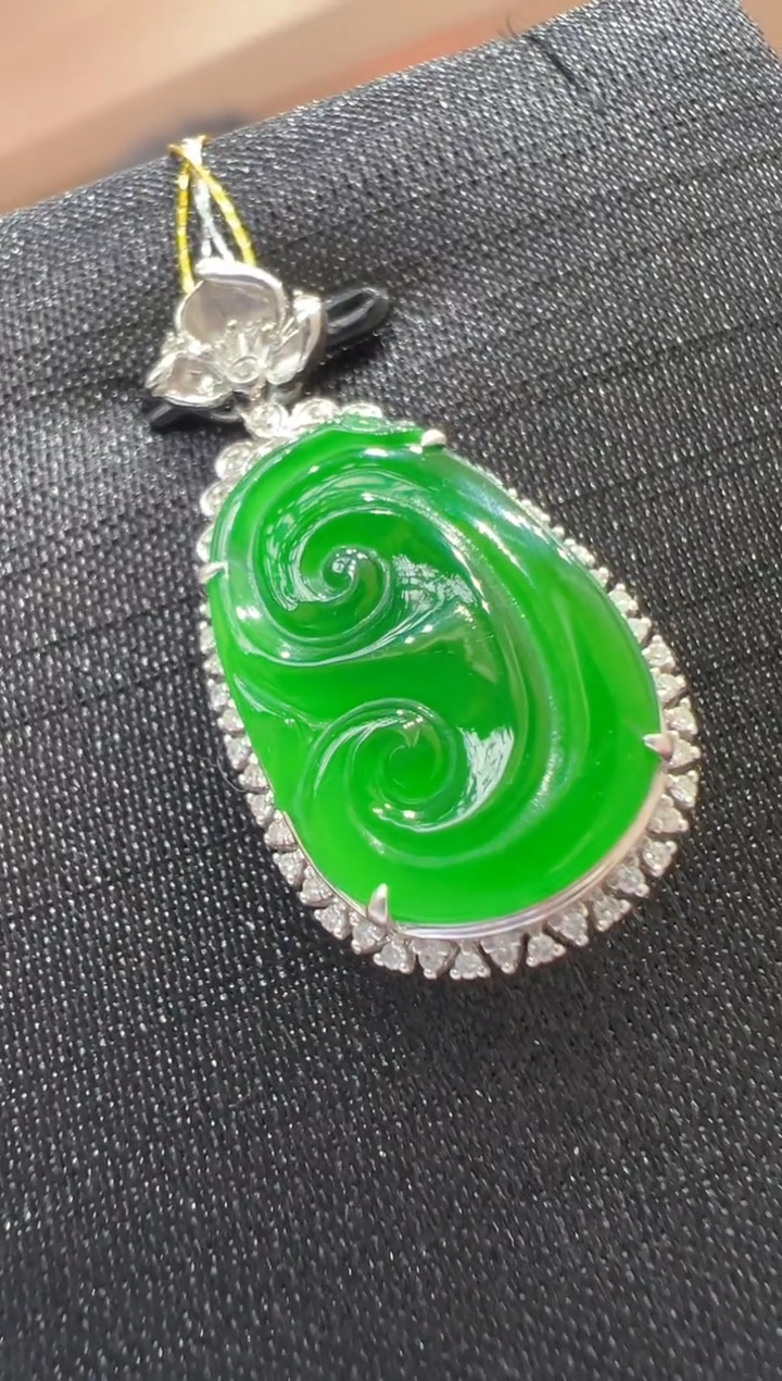 【闪购商品】翡翠吊坠(不含链)18K金镶嵌            