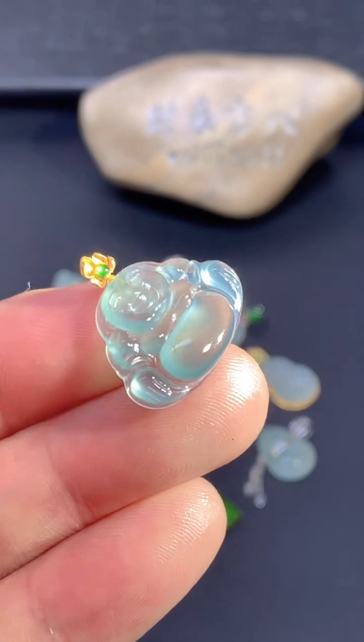 颈饰18K金镶嵌翡翠        