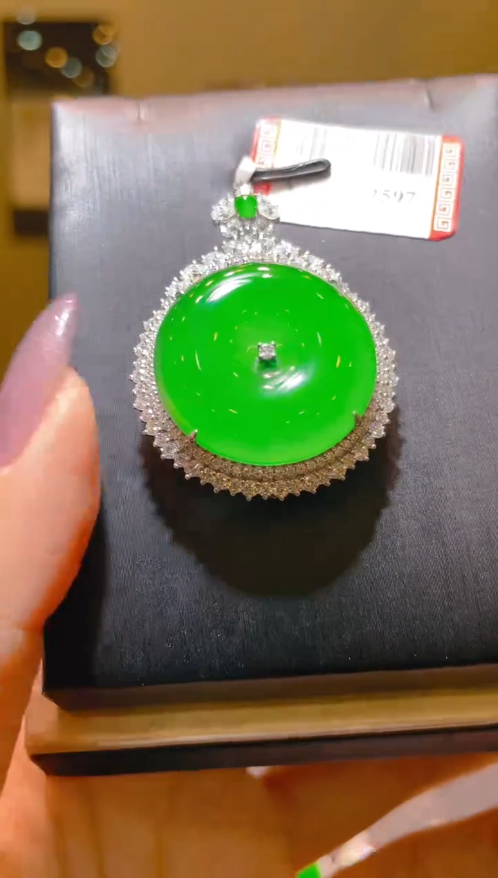 【闪购商品】翡翠18K金镶嵌吊坠(赠链)A101