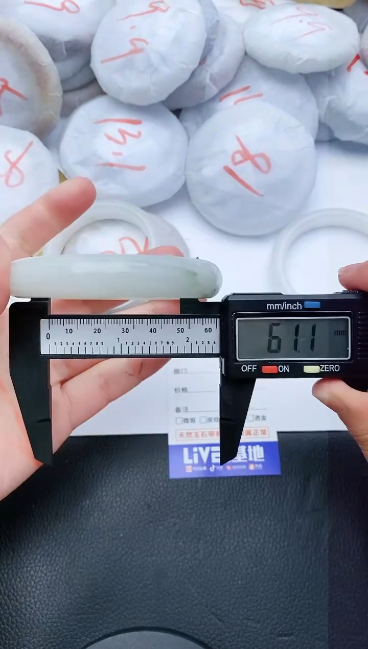 【闪购商品】石英质玉手镯未镶嵌146+60/61