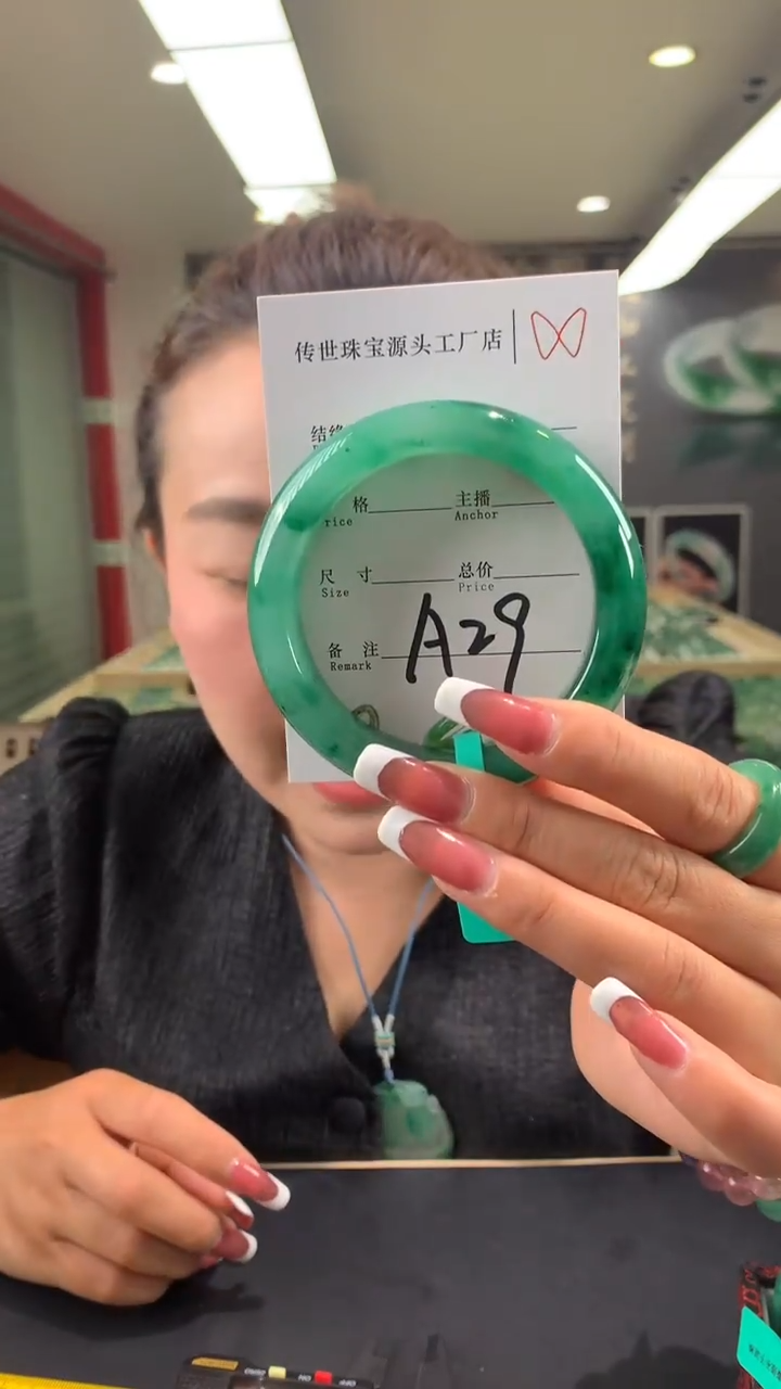 【闪购商品】石英质玉手镯未镶嵌58+