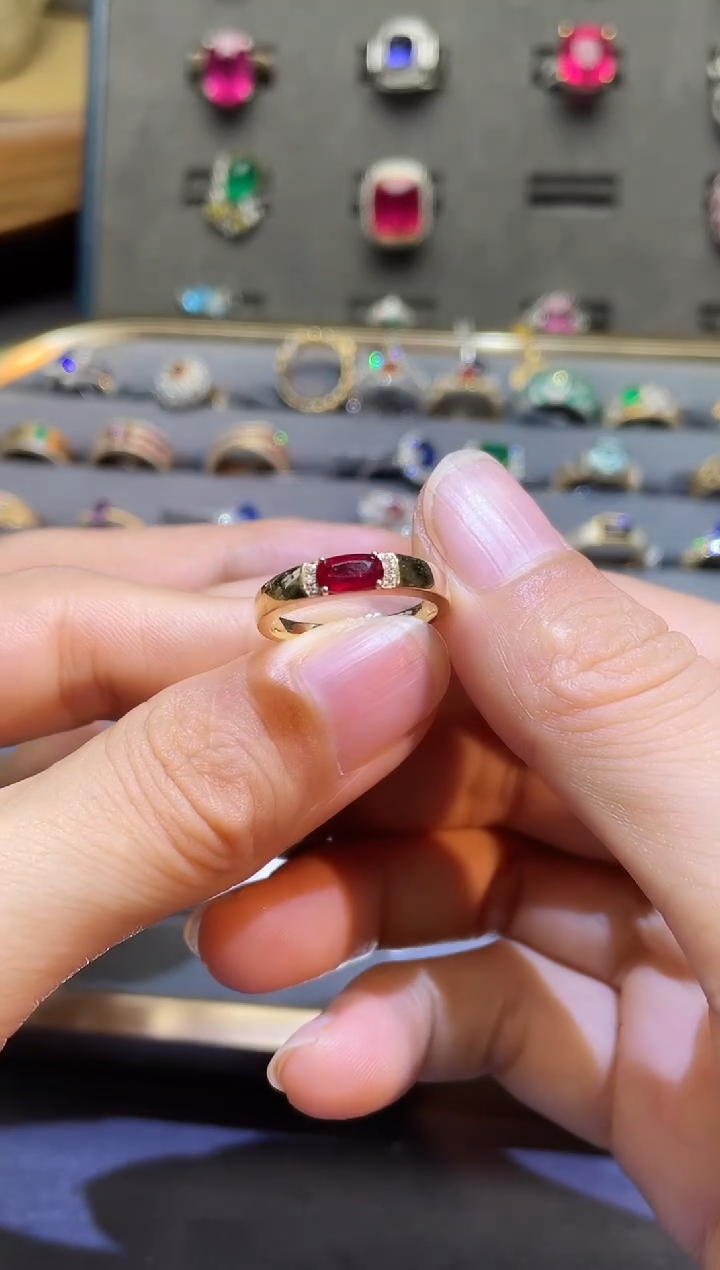 红宝石戒指18K金镶嵌无烧鸽血红0.69ct