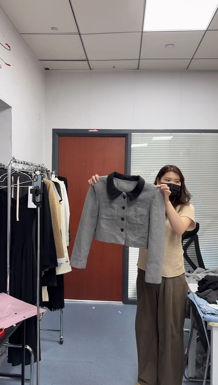 恐龙阿姨闪购商品：灰色外套