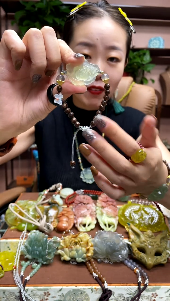 未镶嵌岫玉手牌；多样性发货发其中之一