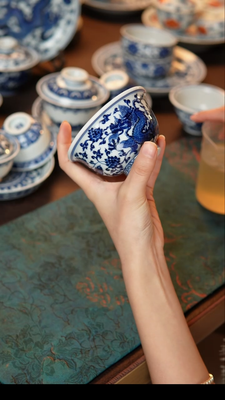 其他陶瓷缠枝霸王龙压手杯