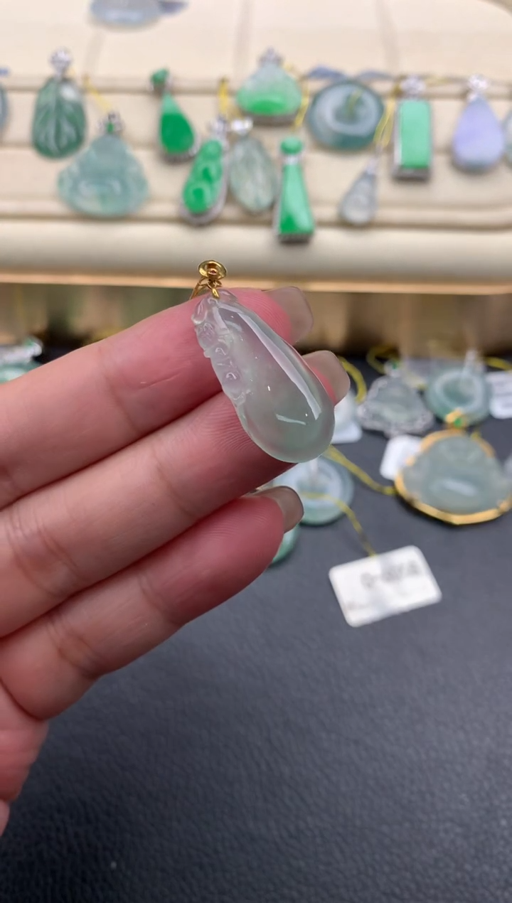 翡翠18K金镶嵌颈饰F96      