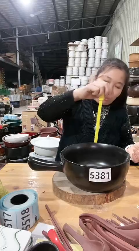 陶5381瑕疵黑色手把锅