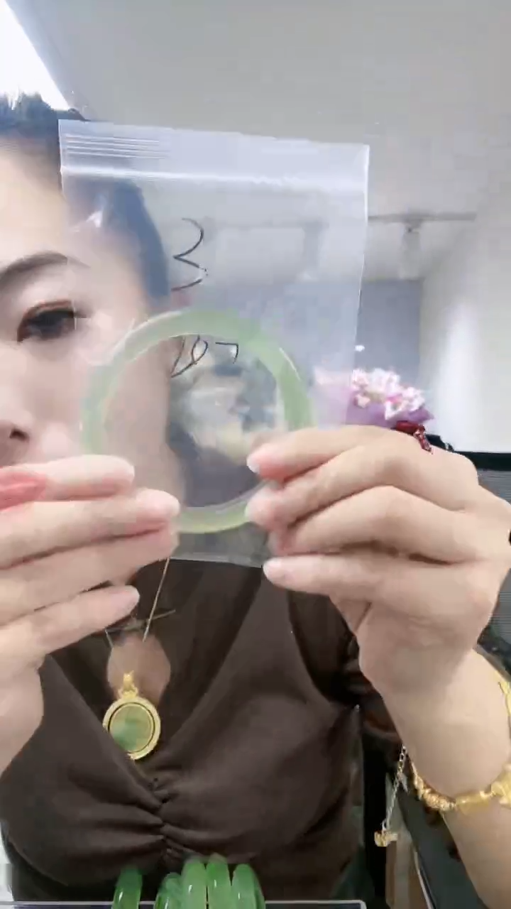 【闪购商品】蛇纹石玉手镯未镶嵌岫玉手镯63-64圈口 微瑕有纹