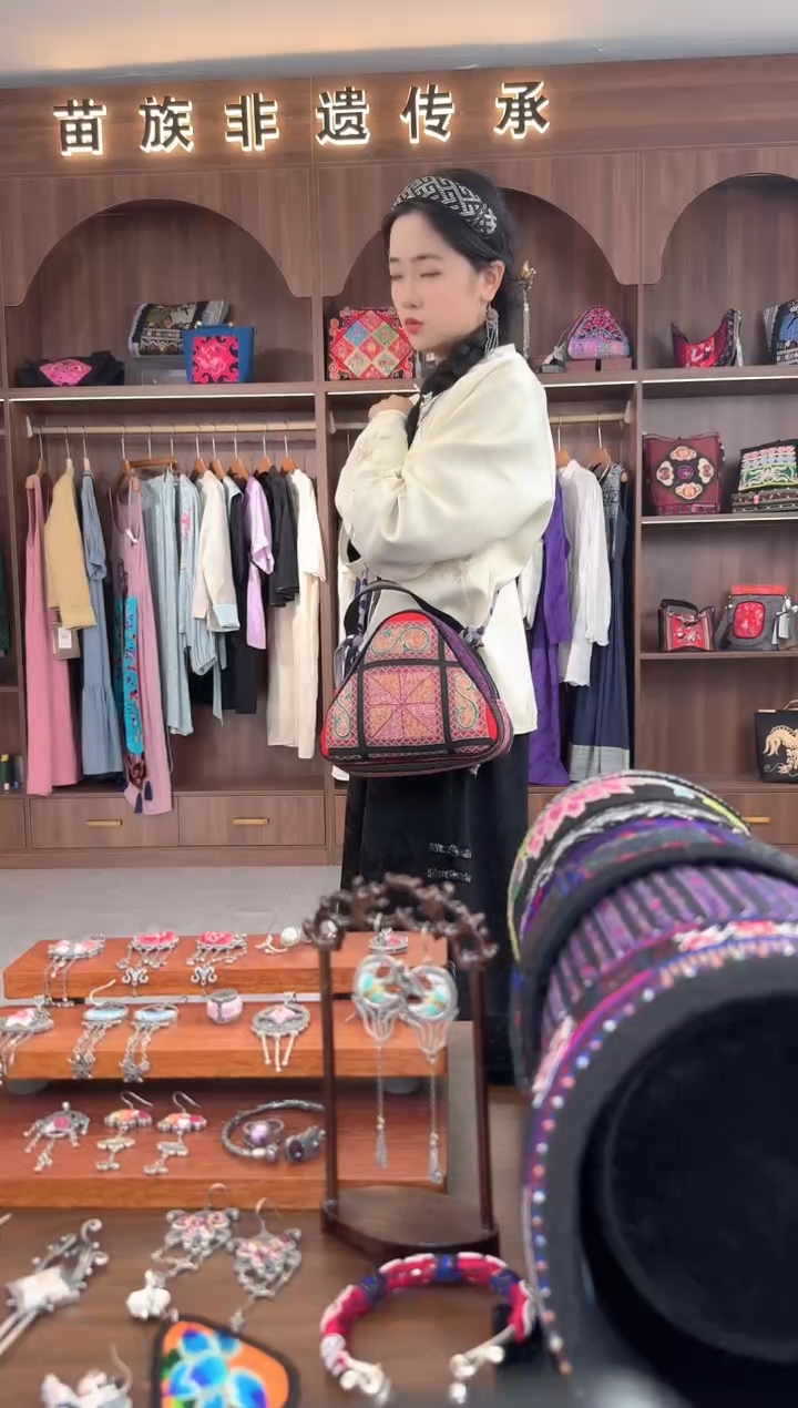 【闪购商品】织绣扶光苗绣传承L14