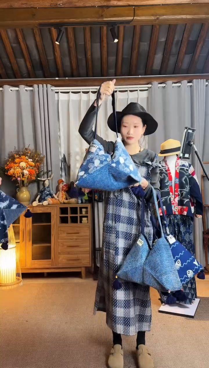 【闪购商品】设计师款蓝圆点粽子包