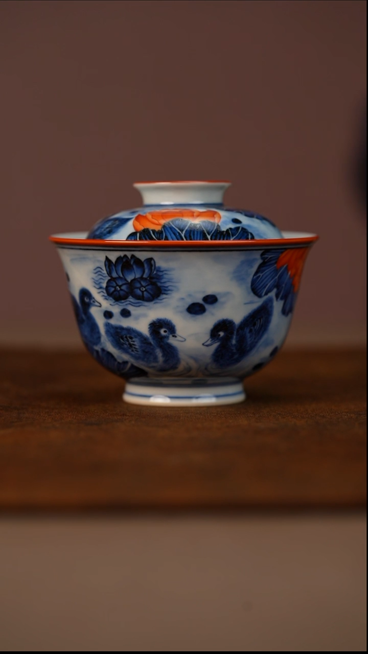 瓷又见春风青花矾红鸭子盖碗