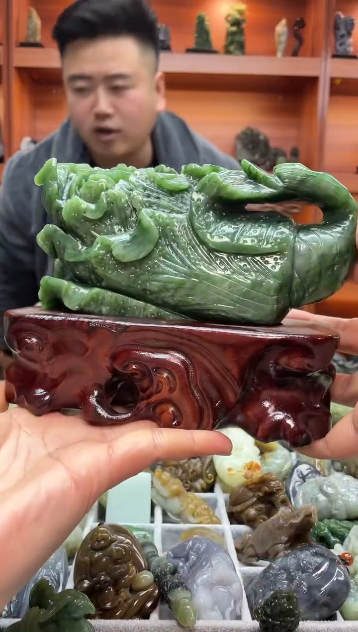 未镶嵌和田玉摆件有瑕疵