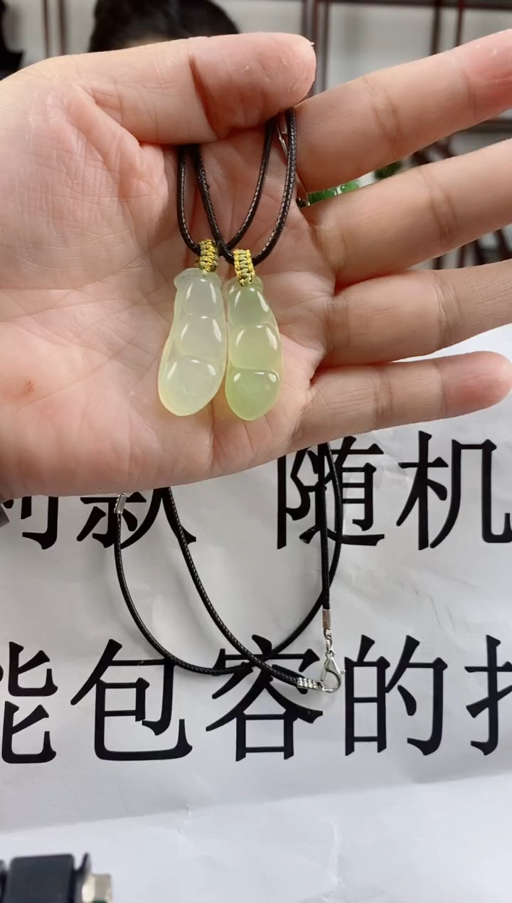 未镶嵌岫玉颈饰1