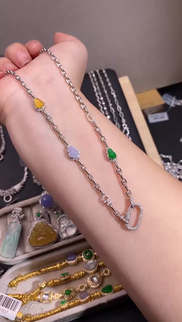 颈饰18K金镶嵌钻石项链