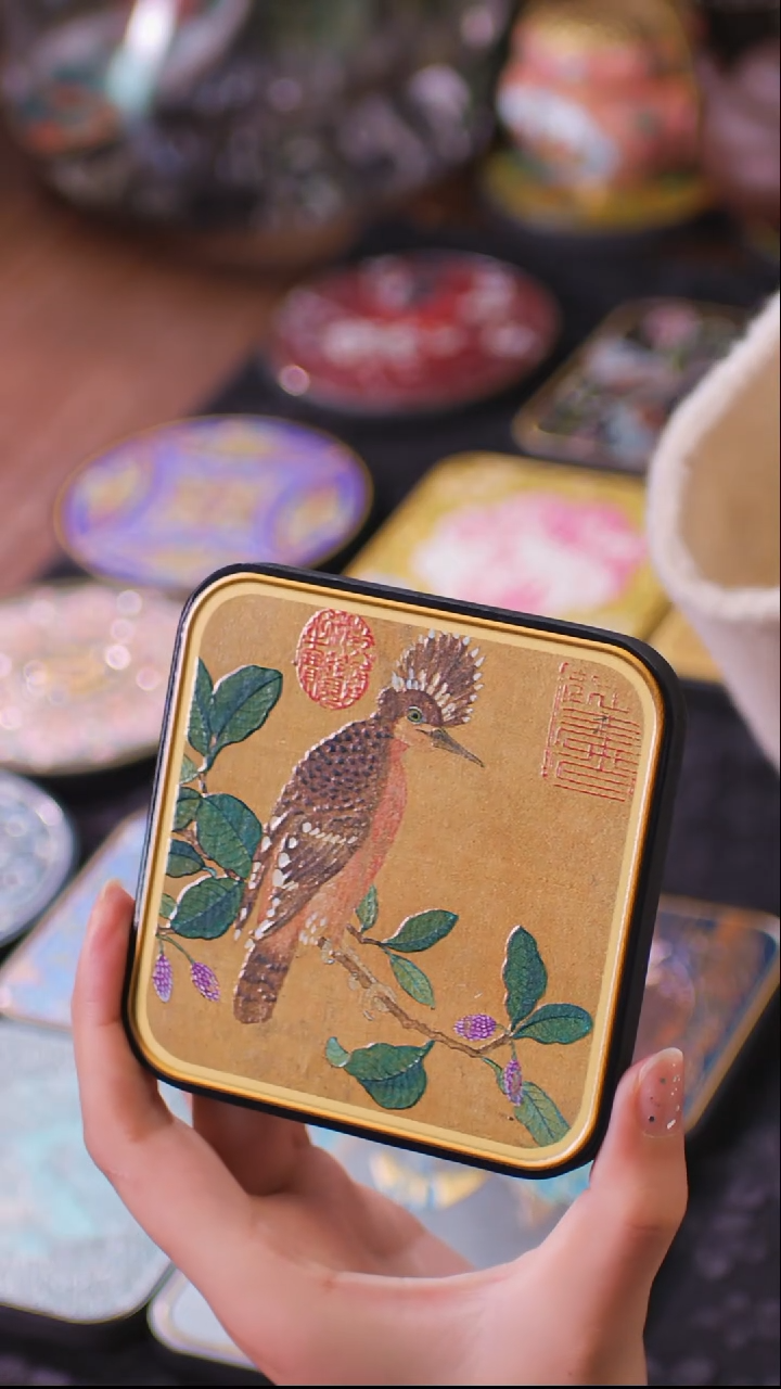 壹藏贰宝戴胜图案杯垫一片