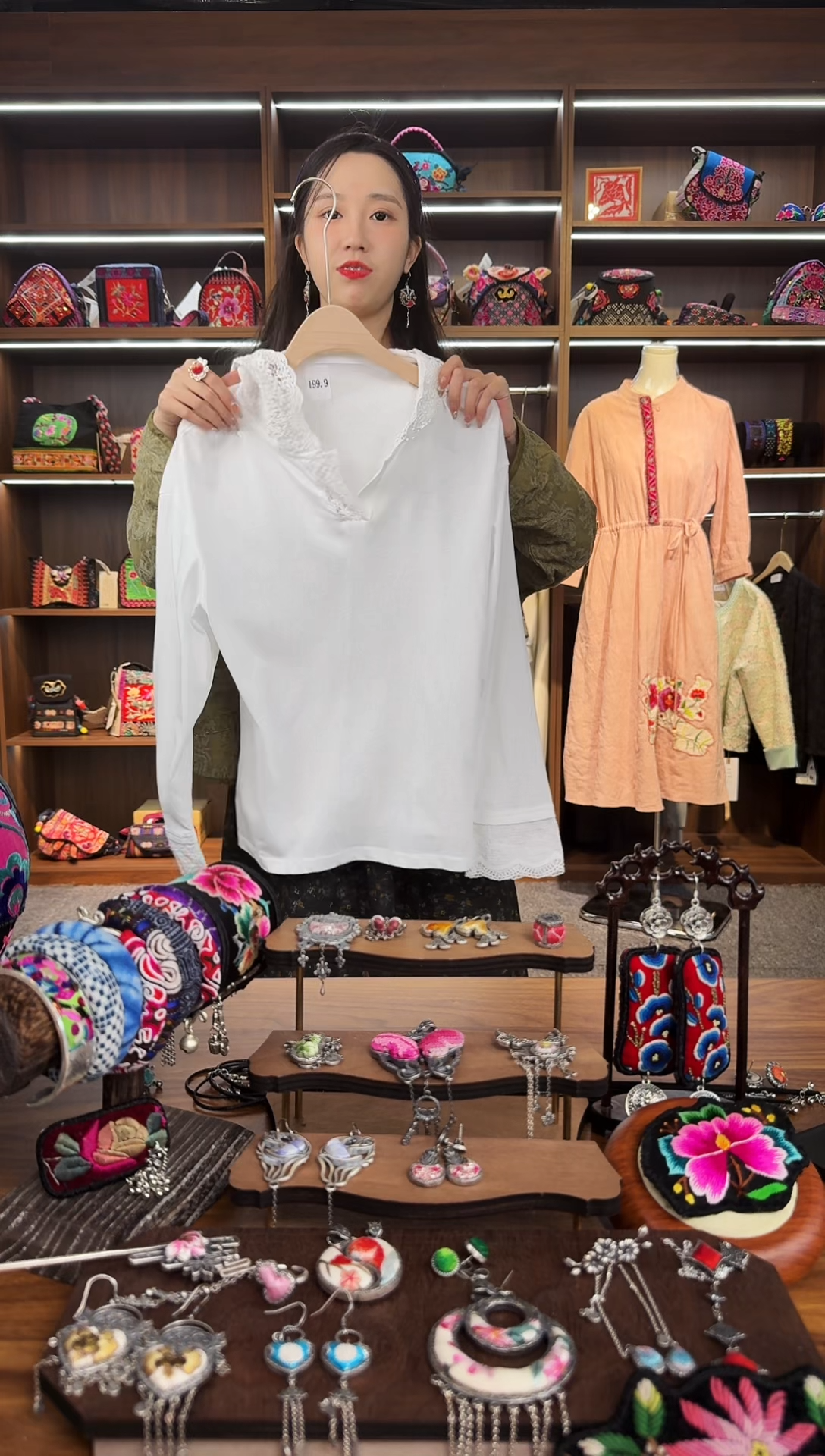 【闪购商品】织绣A31蒙阿苏苗绣传承