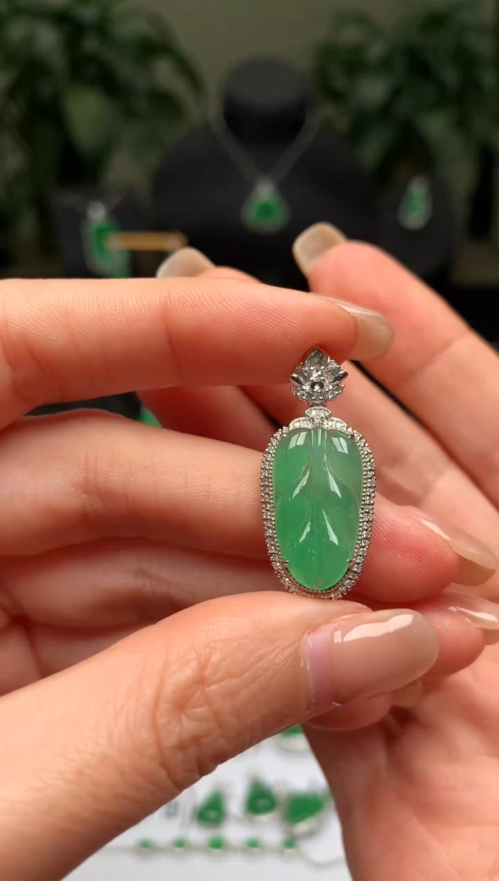 颈饰18K金镶嵌翡翠叶子