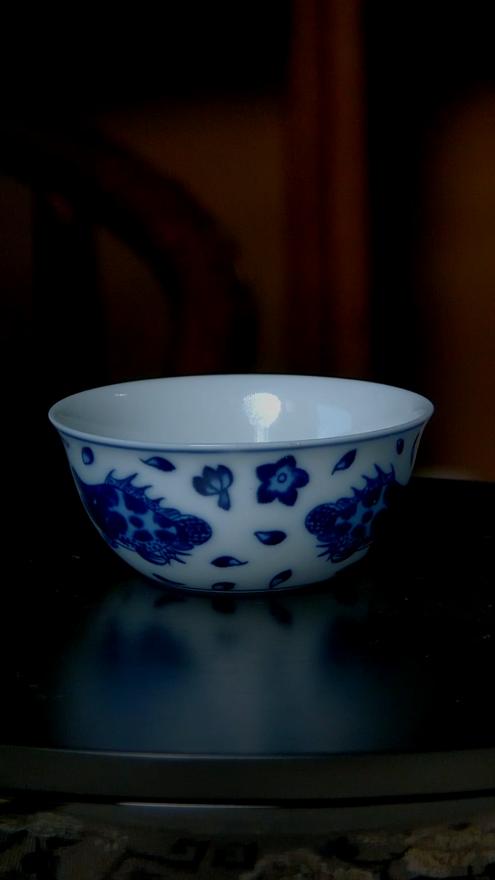 景德镇手工青花桃花鳜鱼主人杯