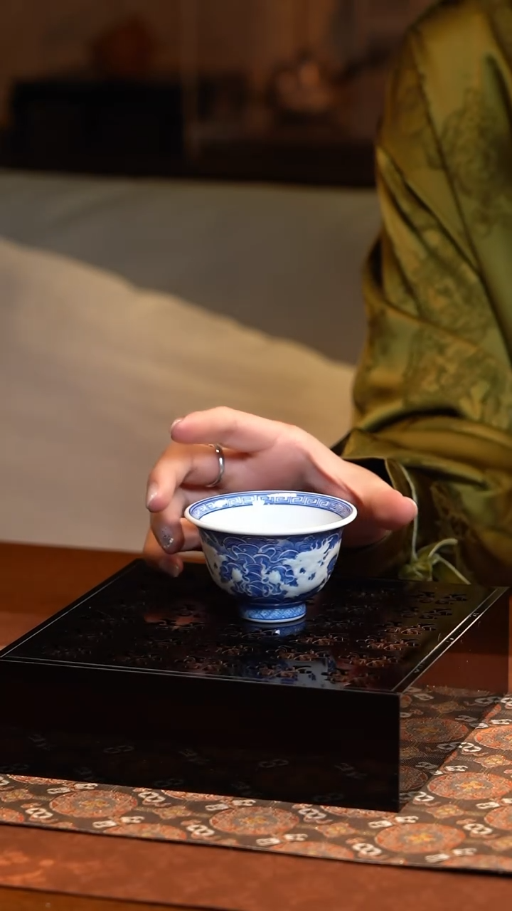 【闪购商品】L元煦窑宣德青花雕刻龙纹小压手杯