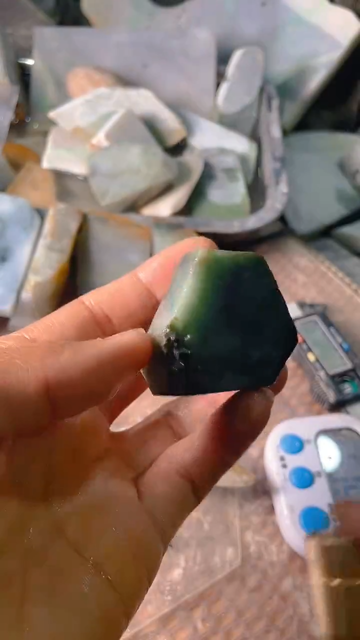 【闪购商品】翡翠裸石未镶嵌翡翠裸石片料