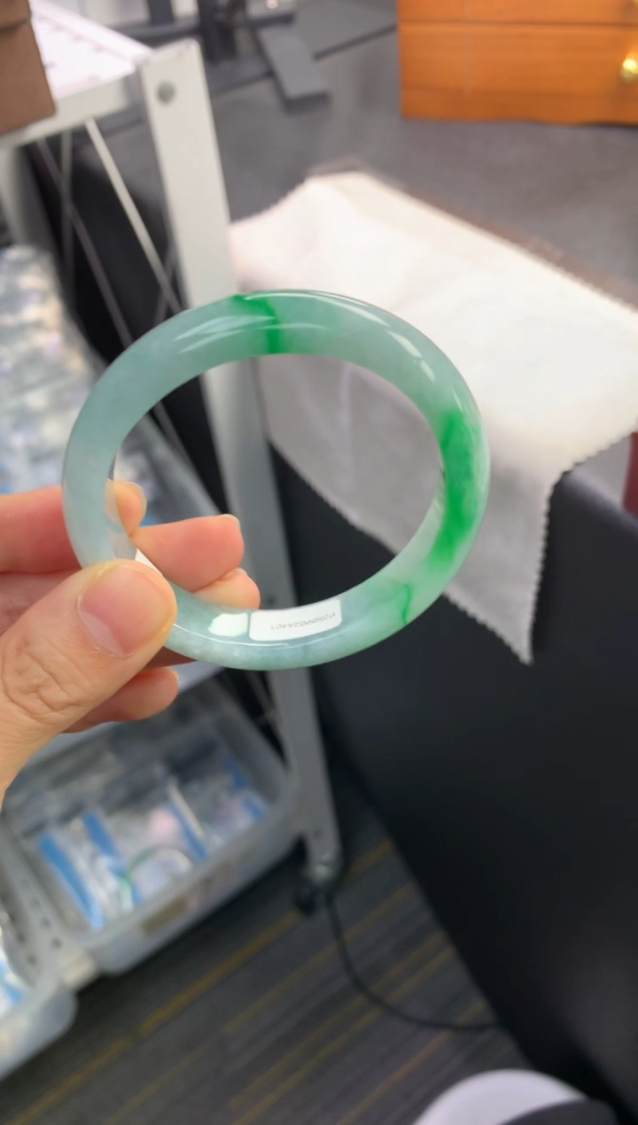 未镶嵌手镯（贵妃镯）翡翠退货需手镯吊牌标签完好