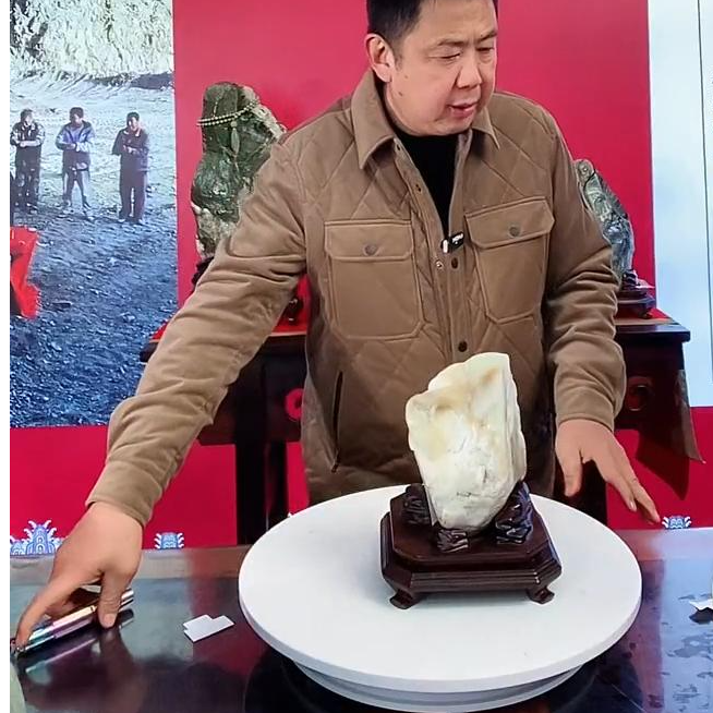 新疆原石摆件带底座发一件编号188