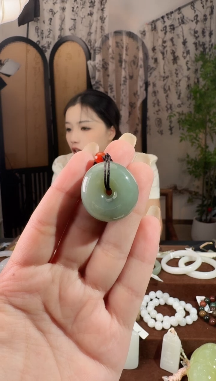 和田玉未镶嵌颈饰扣 