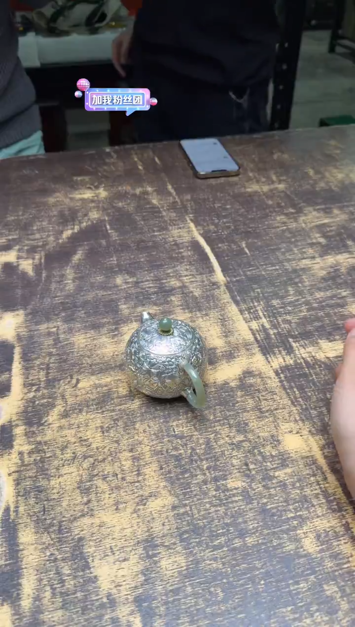 口***呆呆坐錾刻嵌金万花玉把西施壶