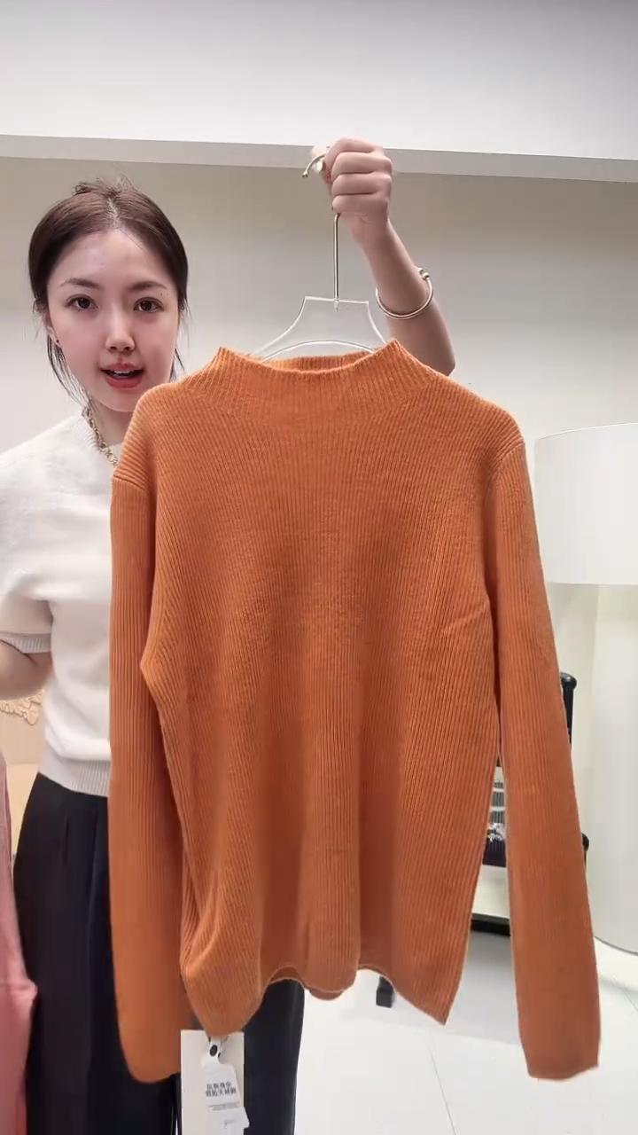 暖橘色细坑条小低领羊毛衫