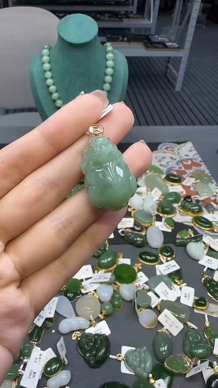18K金镶嵌和田玉挂件1