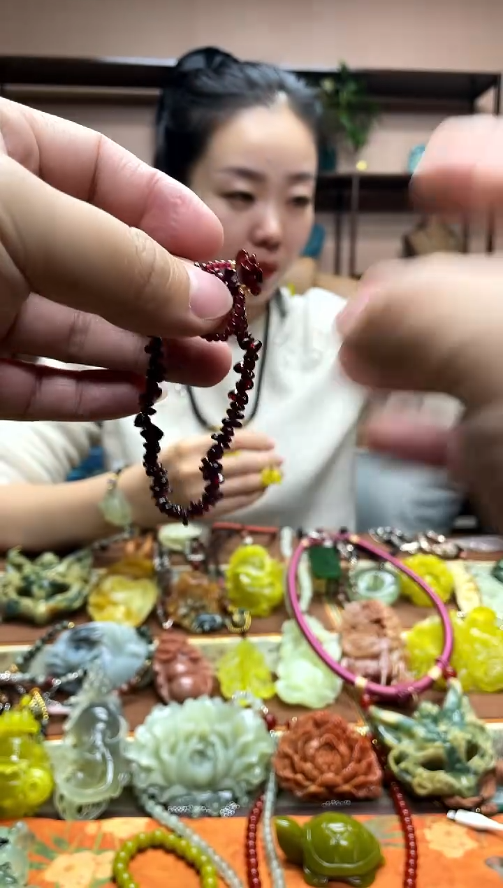 未镶嵌手串石榴石多样性发货发其中之一