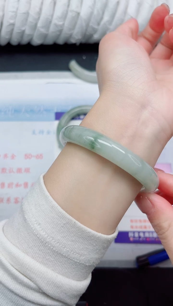 【闪购商品】石英质玉手镯未镶嵌63-54.6有条洒金线介意勿拍