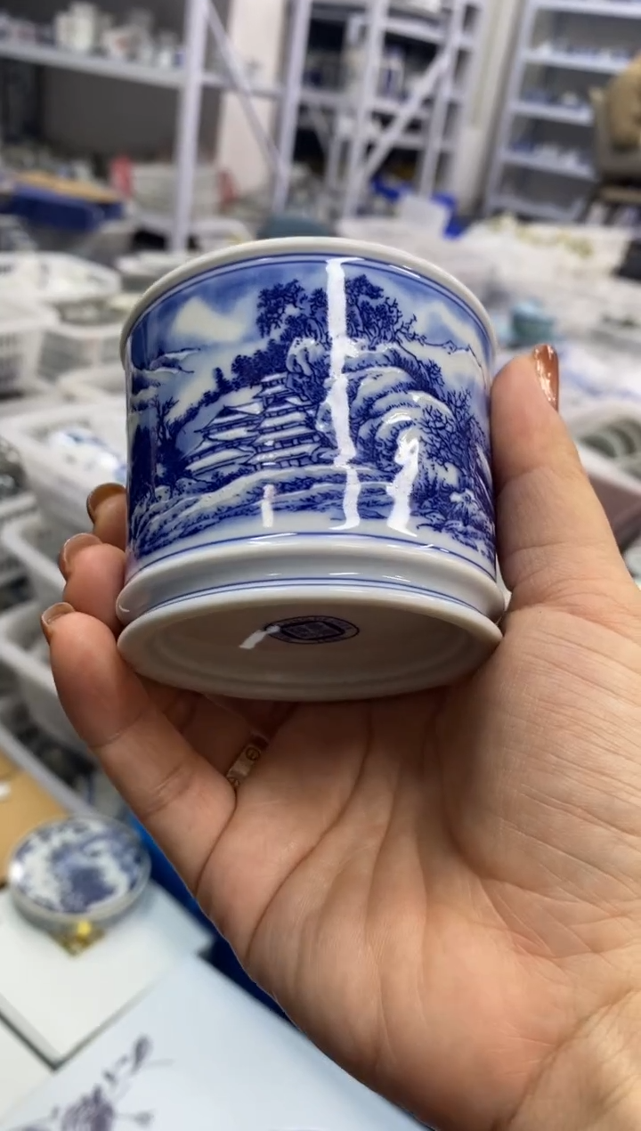 陶瓷山水堆白容天杯90毫升