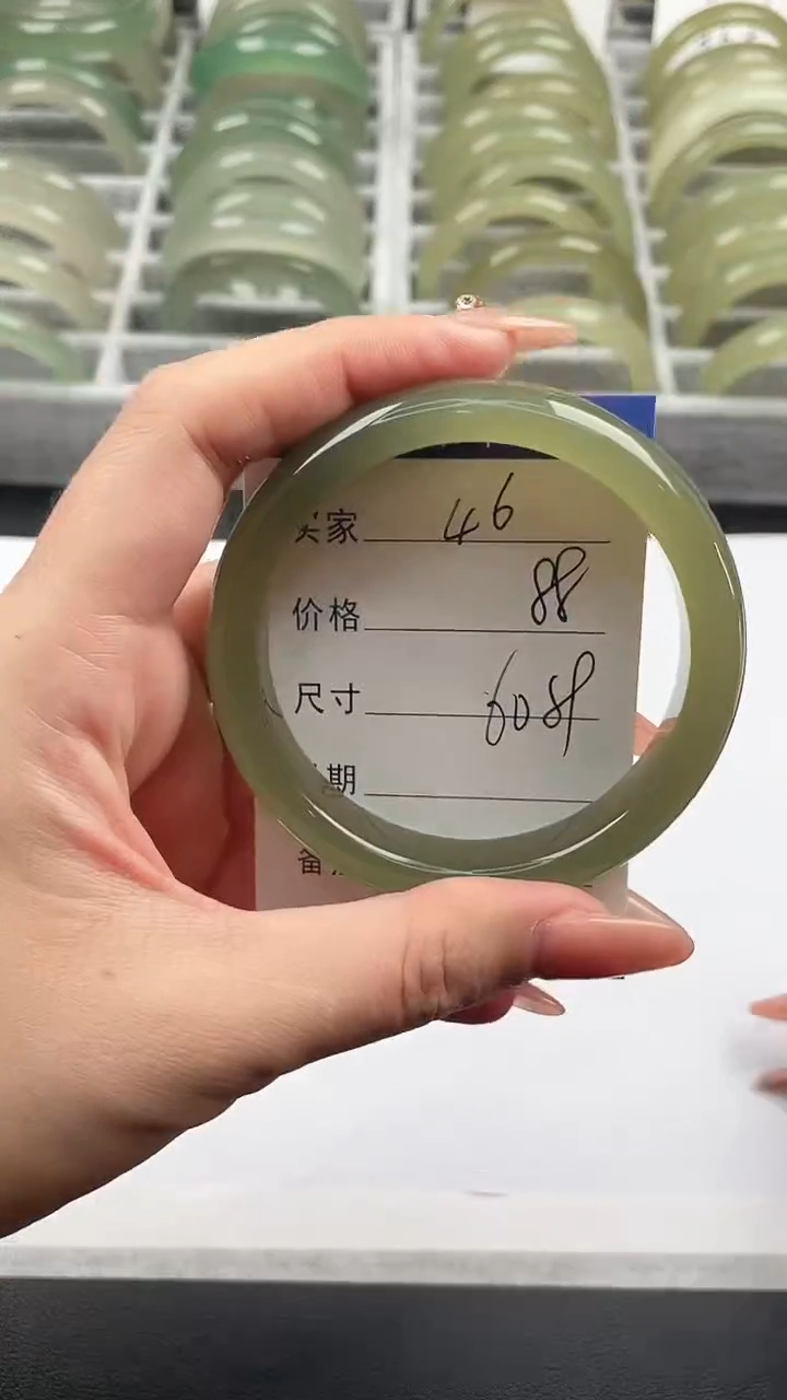 未镶嵌手镯石英质玉湖水绿